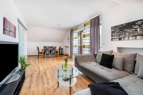 TV - Holiday Apartment 'Dema' with Balcony and Wi-Fi (Reisbach)