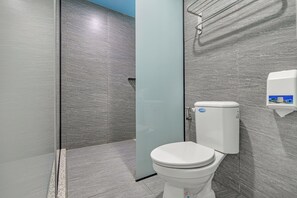 Habitación cuádruple superior | Baño | Ducha, secador de pelo, zapatillas y toallas