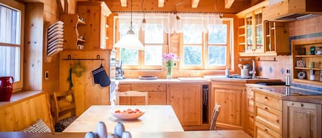 Jääkaappi, uuni, liesi, astianpesukone