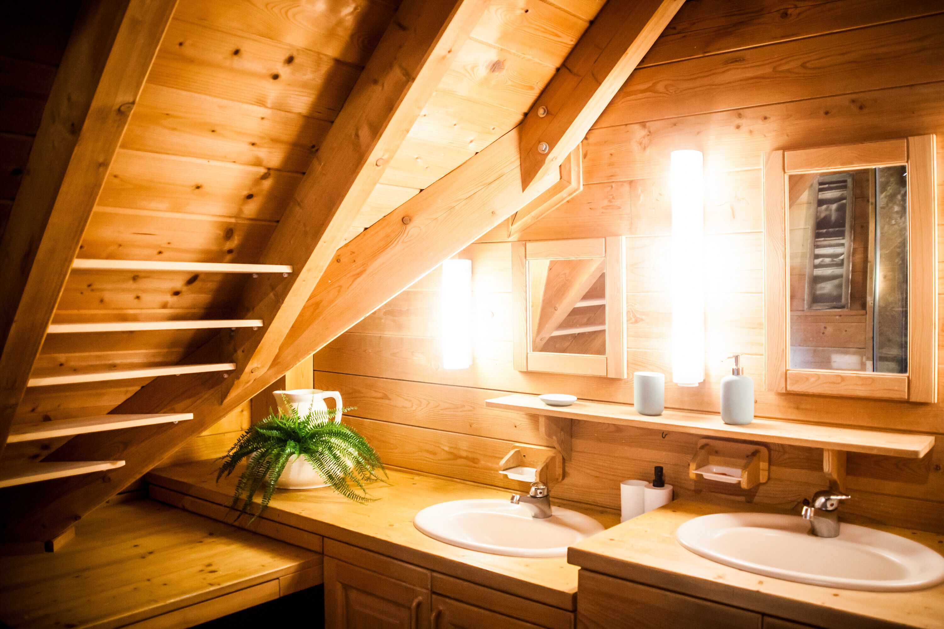 Douche, sèche-cheveux, serviettes fournies