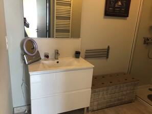 Haartrockner, Seife, Toilettenpapier