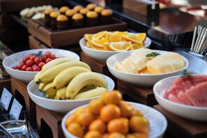 A buffet with various fruits and vegetables. - Hampton by Hilton Nanjing Confucius Temple (Nanjing)