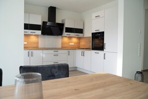 Oven, stovetop, dishwasher - Vacation apartment with sauna in the Nordseepark Dangast (Varel)