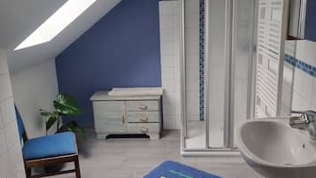 Een douche, handdoeken