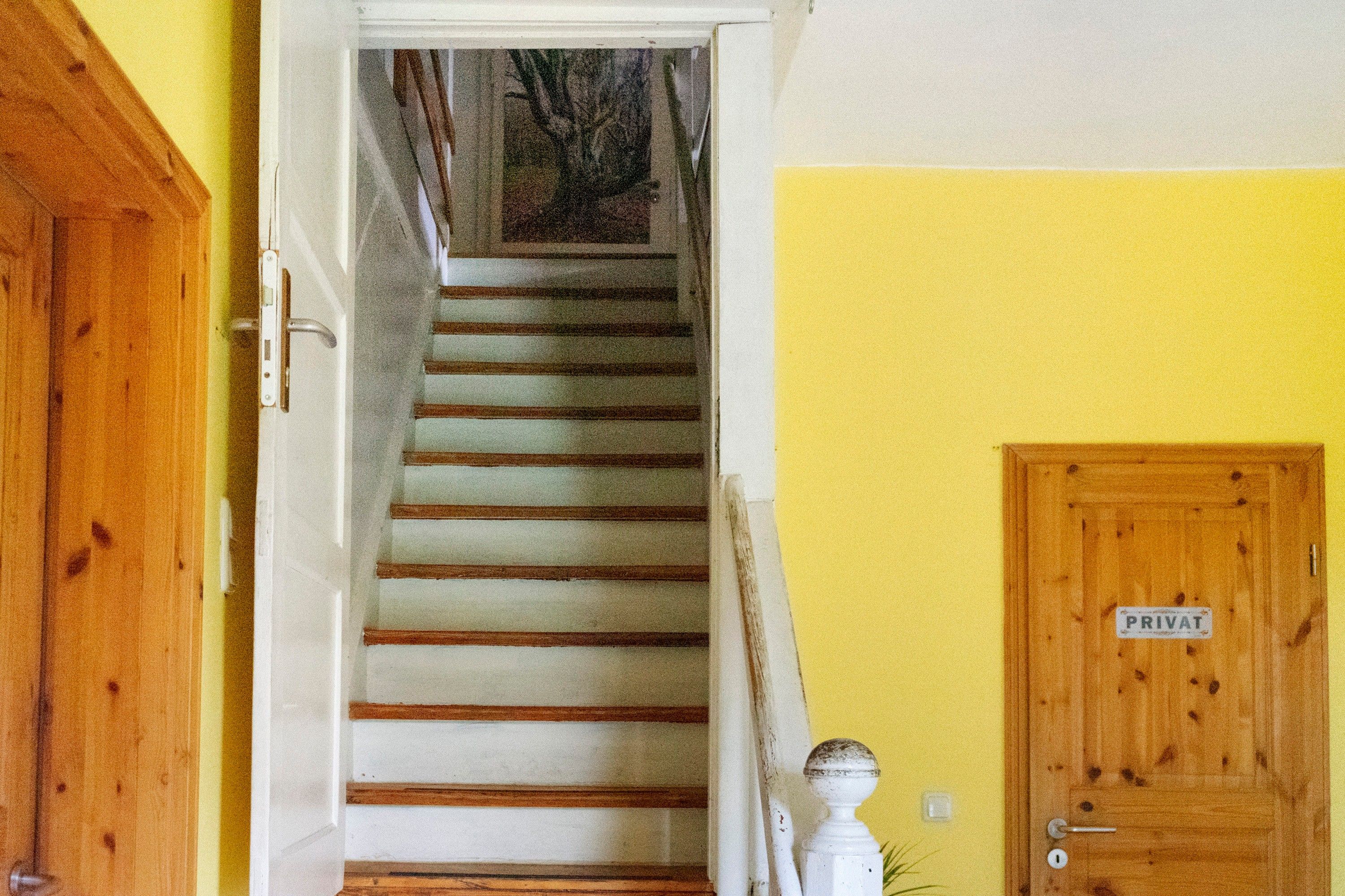Eine Treppe führt zu einer Tür mit der Aufschrift 'PRIVATE'.