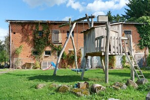 Children’s area - Holiday Apartment 'Pieck' with Shared Garden and Wi-Fi (Raduhn)