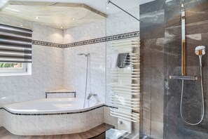 Douche, sèche-cheveux, serviettes fournies