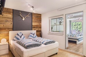 4 bedrooms, iron/ironing board, free WiFi, bed sheets