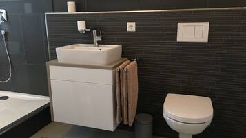 Dusche, Haartrockner, Handtücher