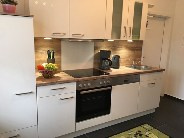 Kühlschrank, Ofen, Herdplatte, Geschirrspüler