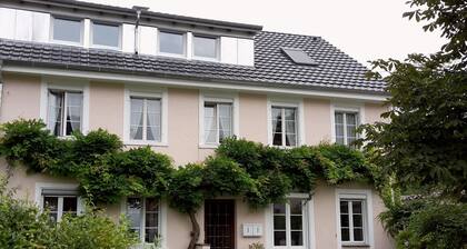 Ferienwohnung 2 - Unterm Blauregen mit Privatterrasse und Wi-Fi