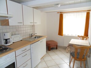 Fridge, oven, stovetop, coffee/tea maker