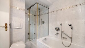 A bathroom with a glass-enclosed shower, a bathtub with a handheld showerhead, and a toilet. - Apartment '6' with Wi-Fi (Lindau)