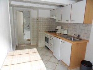 Fridge, oven, stovetop, coffee/tea maker