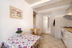 Fridge, oven, stovetop, coffee/tea maker