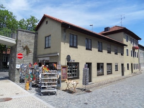 Ein Gebäude mit einer Steinaußenwand, mehreren Fenstern und einem Schild, das den Zugang verboten anzeigt.