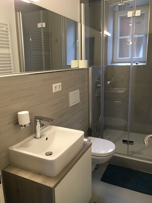 Dusche, Haartrockner, Handtücher