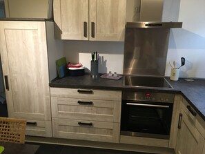 Fridge, oven, stovetop, dishwasher - Apartment 'Unterm Blauregen' with Private Terrace and Wi-Fi (Öhningen)