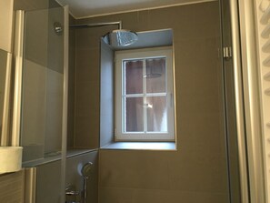 Dusche, Haartrockner, Handtücher