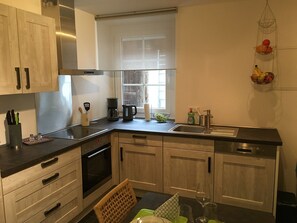 Fridge, oven, stovetop, dishwasher - Apartment 'Unterm Blauregen' with Private Terrace and Wi-Fi (Öhningen)