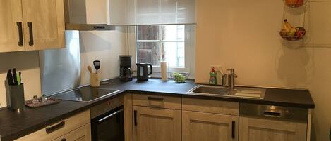 Jääkaappi, uuni, liesi, astianpesukone