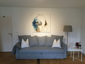TV - Apartment 'Unterm Blauregen' with Private Terrace and Wi-Fi (Öhningen)