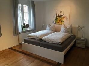 1 quarto, Wi-Fi de cortesia, roupa de cama