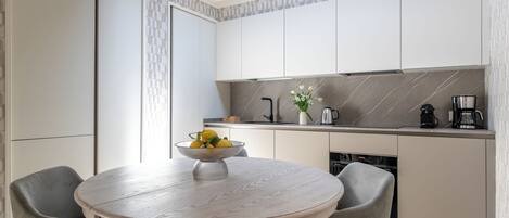 Appartamento Deluxe | Cucina privata | Frigorifero, forno, piano cottura, lavastoviglie