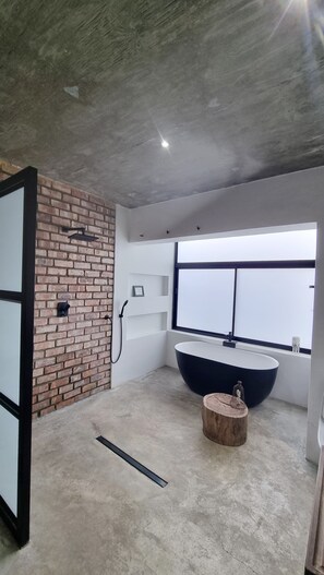 Een haardroger, handdoeken, zeep, toiletpapier