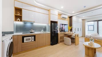 Habitación cuádruple Gallery, balcón, vistas al patio | Escritorio, espacio para trabajar con un portátil, wifi gratis