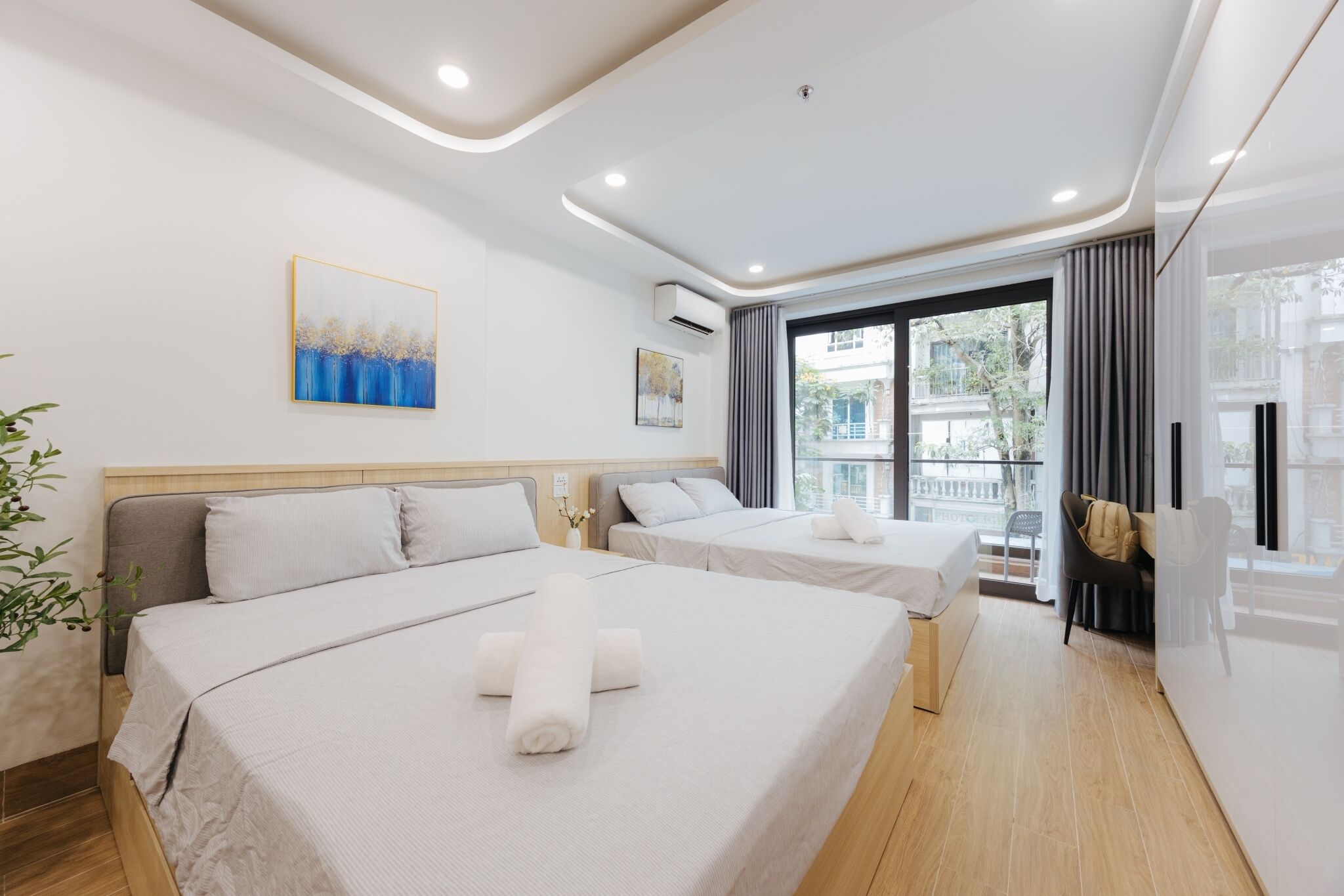 Comfort Apartment, 2 Queen Beds, Balcony, City View | Desk, laptop workspace, free WiFi, bed sheets