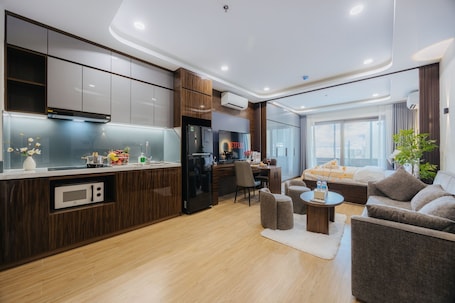 Escritorio, espacio para trabajar con laptop y wifi gratis