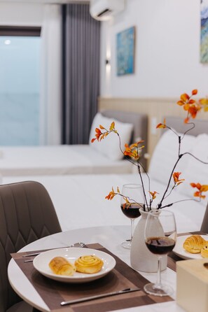 Familienapartment | Essbereich im Zimmer