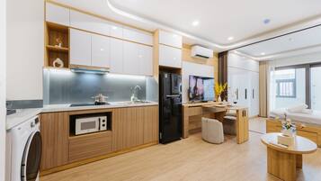 Exclusive Suite, Balcony, Courtyard View | Private kitchen | Microwave, stovetop, cookware/dishes/utensils