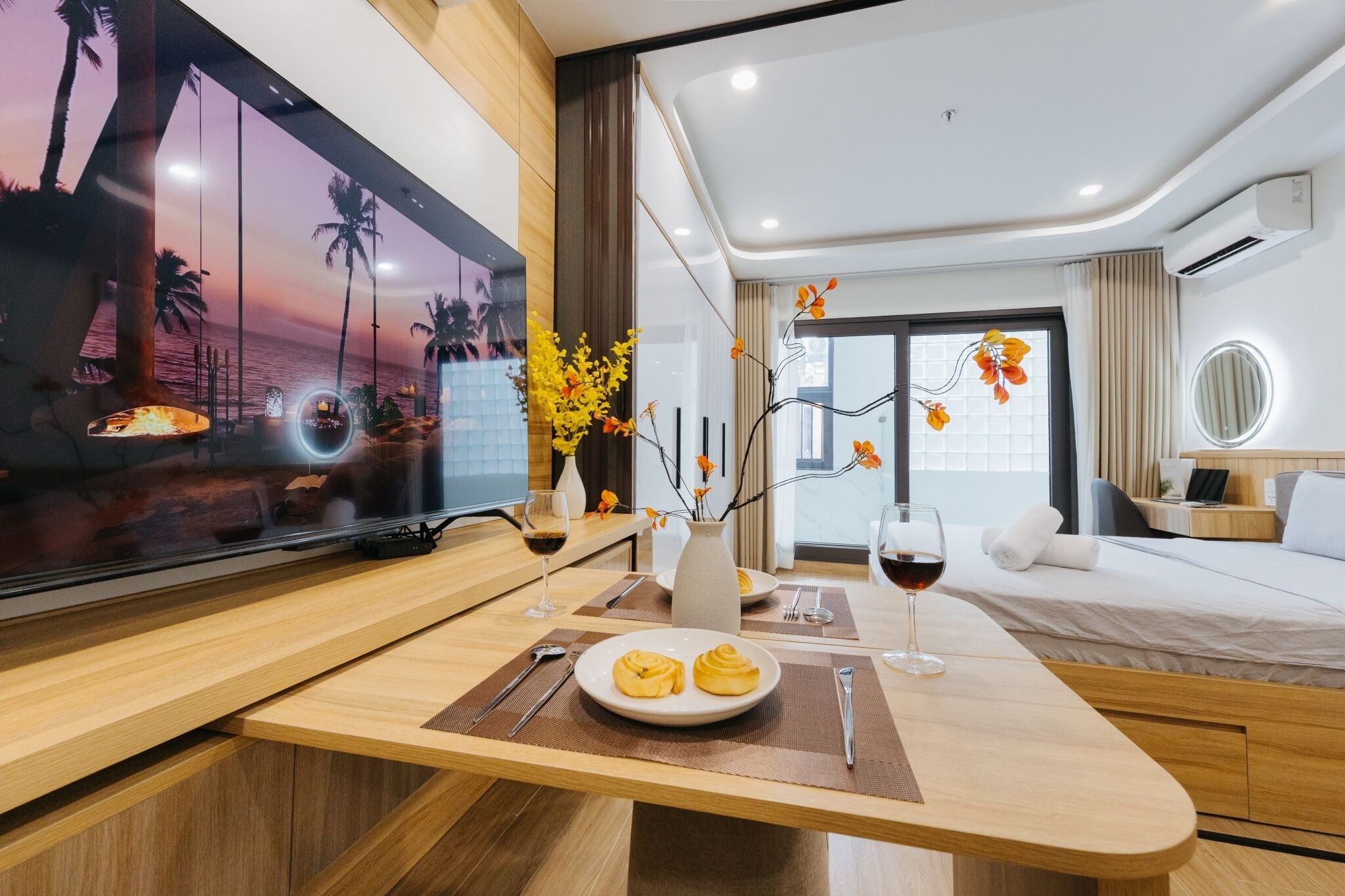 Gallery Quadruple Room, Balcony, Courtyard View | In-room dining