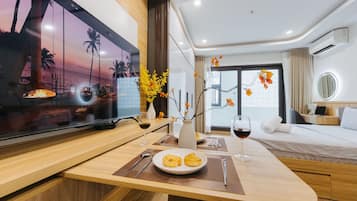 Exclusive Suite, Balcony, Courtyard View | In-room dining