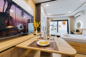 Suite – exclusive, balkong | Spiseområde på rommet