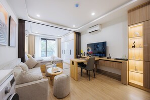 Suite Deluxe, balcón, vistas al patio | Zona de estar | Una impresora