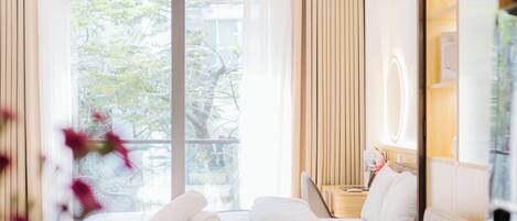 デラックス ダブルルーム バルコニー シティビュー | デスク、ノートパソコン用作業スペース、WiFi (無料)、ベッドシーツ