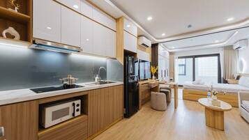 尊尚套房, 露台, 庭園景 | 私人廚房 | 微波爐、爐具、廚房用具/餐具/器皿