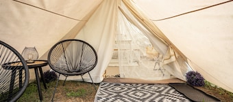 Glamping « Tipi Yourte Tente dans la région des lacs » avec terrasse privée, jardin et Wi-Fi