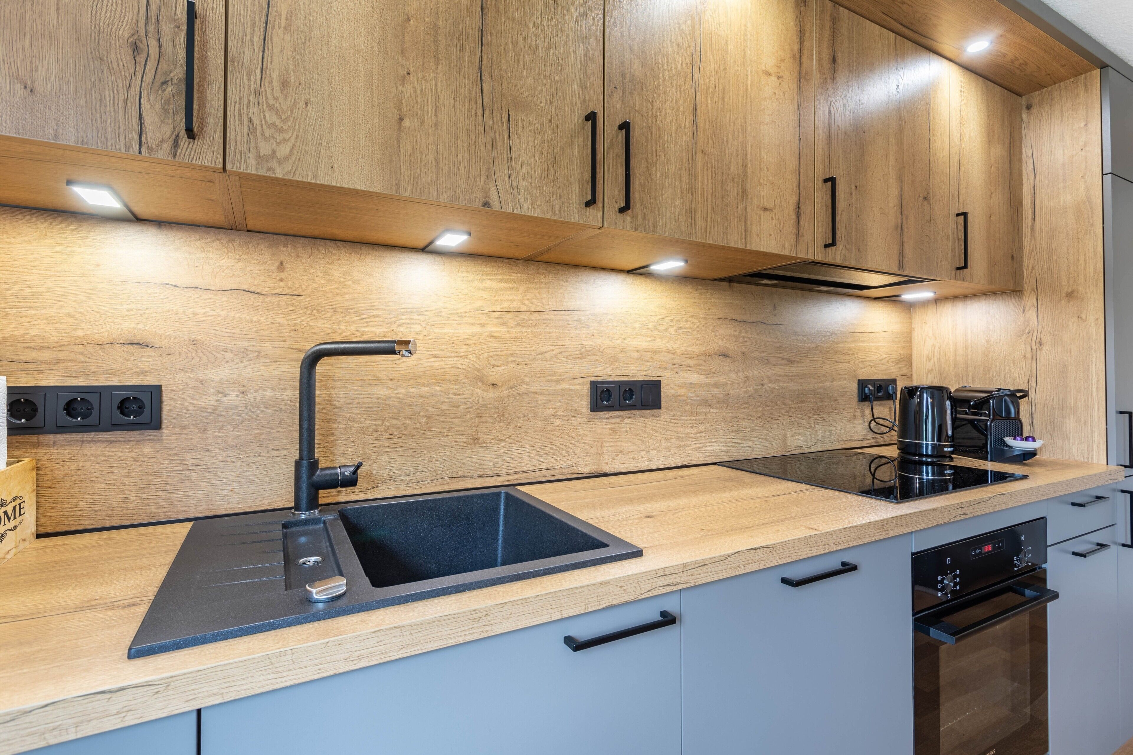 Wasserkocher mit Kaffee-/Teezubehör, Kühlschrank, Ofen, Herdplatte