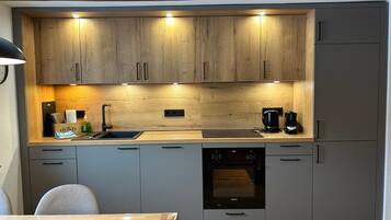 KĂŒhlschrank, Ofen, Herdplatte, GeschirrspĂŒler