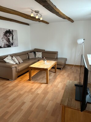 TV, ping pong, stereo