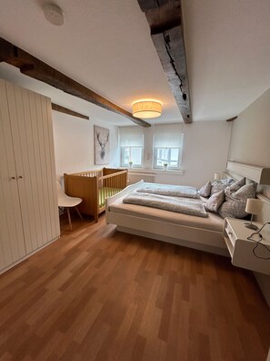 2 chambres, fer et planche à repasser, Wi-Fi gratuit, draps fournis