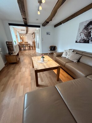 TV, ping pong, stereo