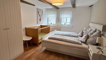 2 bedrooms, iron/ironing board, free WiFi, bed sheets