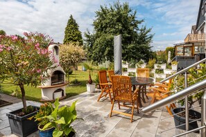 Outdoor dining - Holiday Apartment 'Waldmann' with Shared Terrace, Garden, and Wi-Fi (Hattorf am Harz)