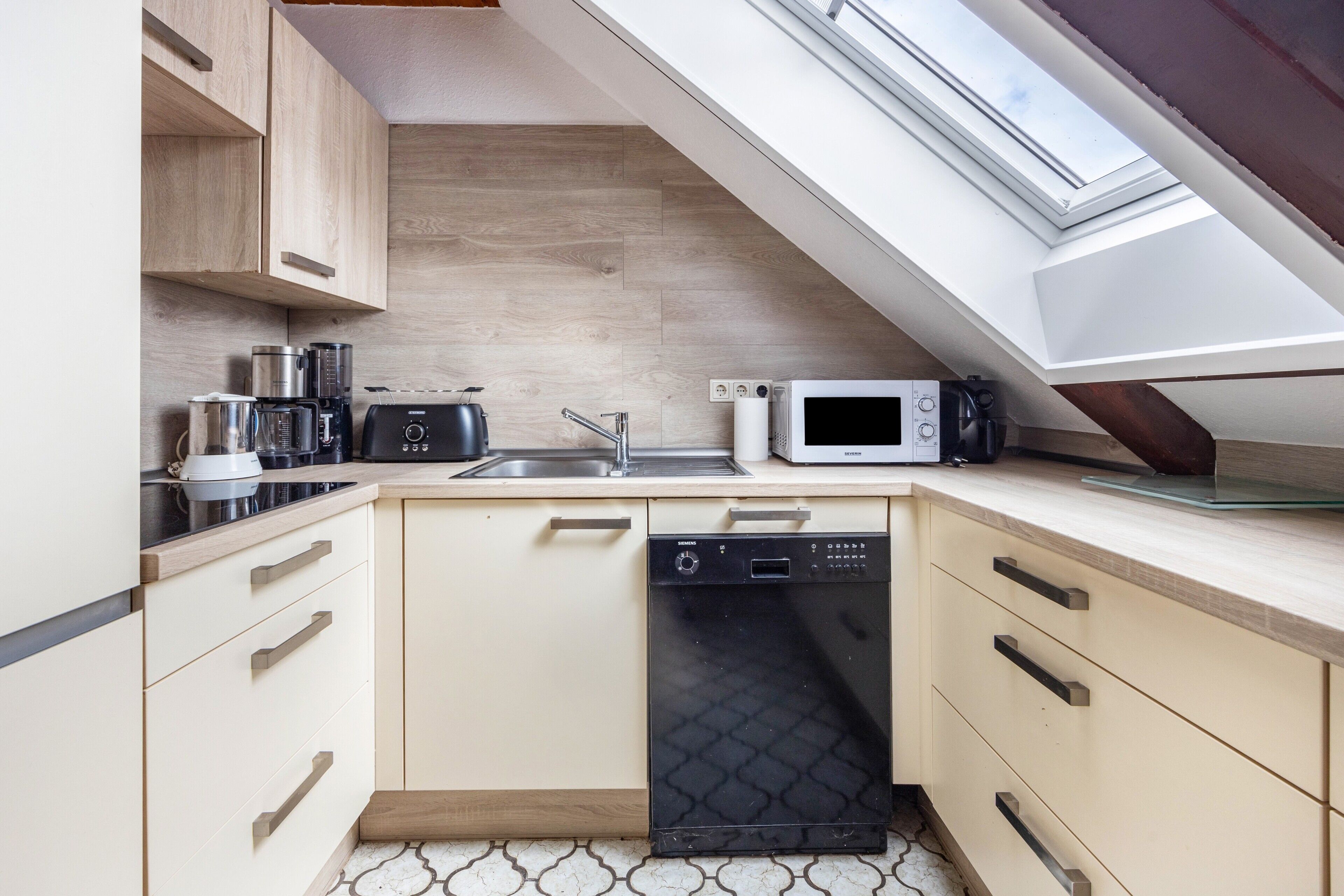 Kühlschrank, Mikrowelle, Herdplatte, Geschirrspüler