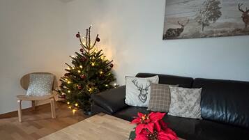 TV, mesa de pingue-pongue, aparelho de som